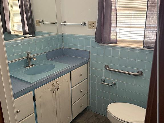 5th image of 902 E 16th St