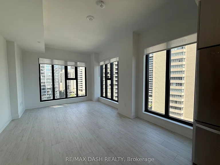 20 Soudan Ave #901 — Photo 12