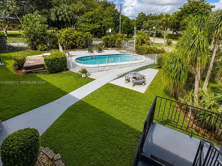 500 E Country Club Cir #7 — Photo 12