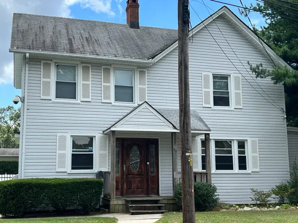 84 Haynes Ave, West Islip, NY 11795