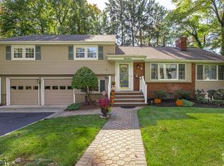 16 Maple Ct, Waldwick, NJ 07463