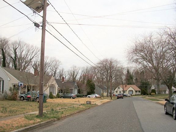 5th image of 306 S Woodstock Dr