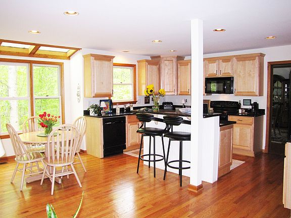 Updated kitchen w/granite, maple cabinets, island, recessed lighting, hdwds