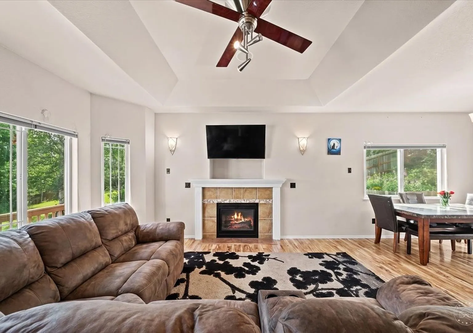 House on a hill in Victoria Estates with 6 spacious Bedrooms, 3 full bathrooms, 3 car garage and ... — Photo 4