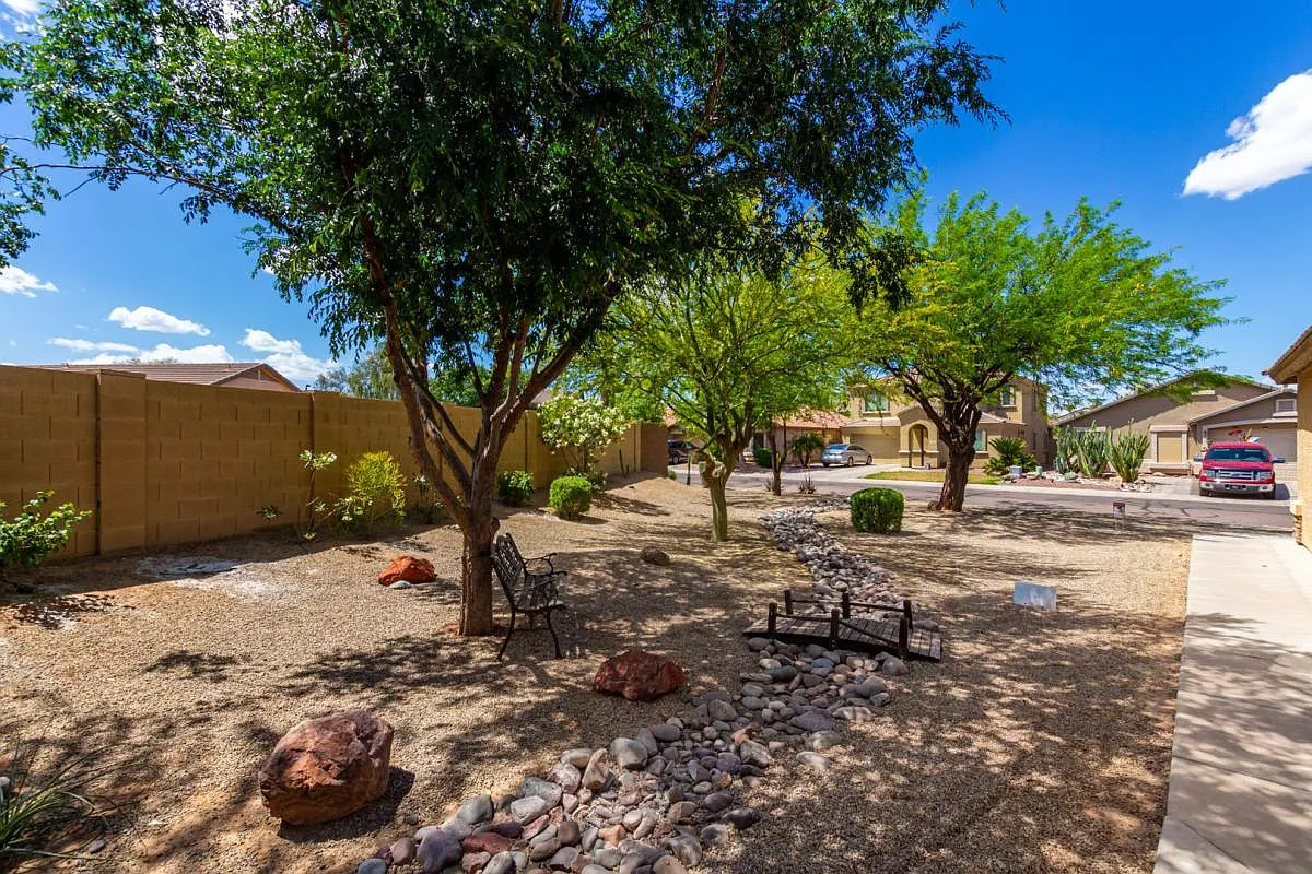Welcome to your perfect 3 Bedroom plus a Den home with great community amenities!! — Photo 3
