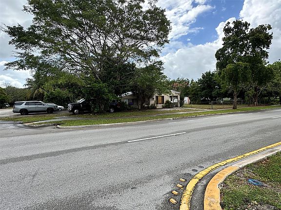 4th image of 1100 SW 4th Avenue