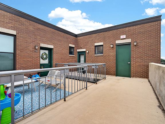 2nd image of 2510 W Irving Park Rd Unit 401
