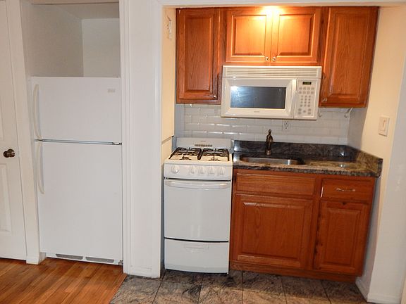 3rd image of 40 W 95th St APT 4