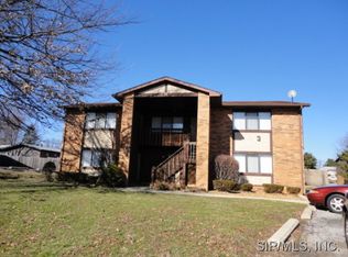21 Yorkshire Ln APT E, Belleville, IL 62221