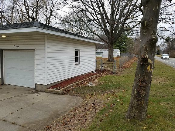 3rd image of 640 E Lewis St
