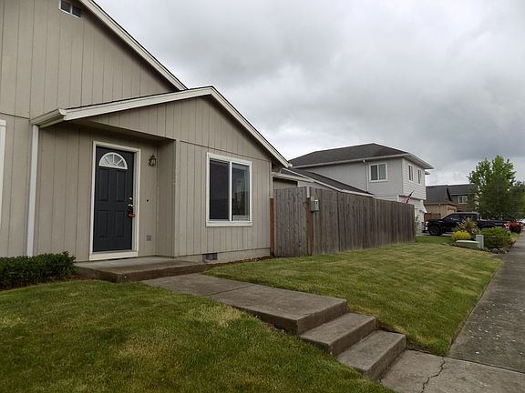 3rd image of 824 & 828 Erica Way #824