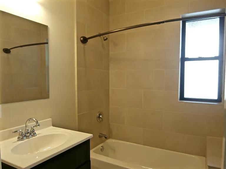 2410 W Winnemac Ave — Photo 5