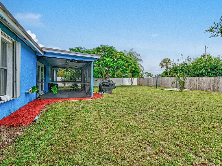 767 SE Chaloupe Ave — Photo 25