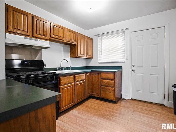 5th image of 1657 Schrader Ave