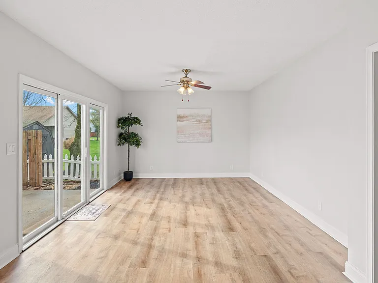 21 Goldersgreen Dr — Photo 14