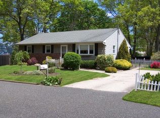 27 Pine St, Holbrook, NY 11741