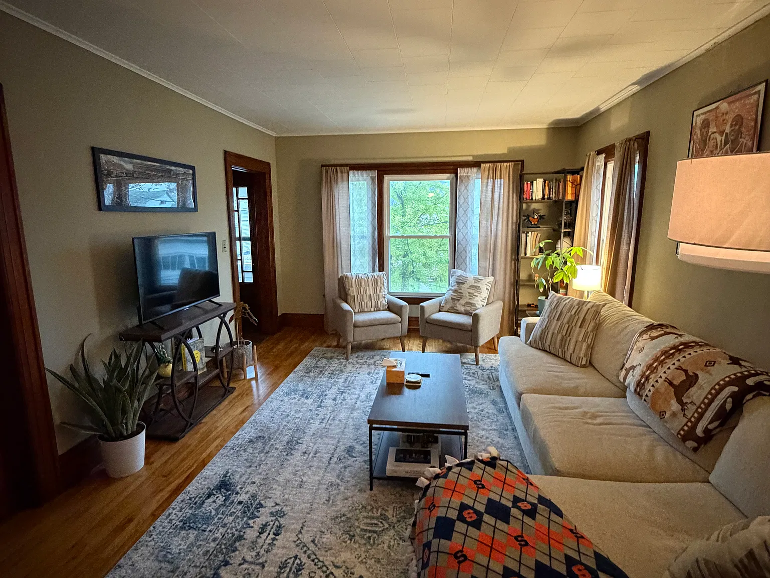 3 bed, 1200 sqft, $1,800 — Photo 1