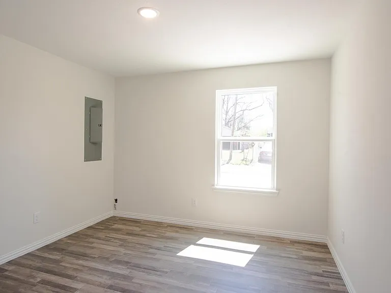 217 E 12th St #B — Photo 4