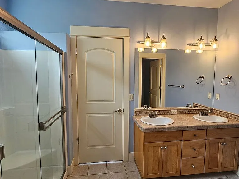 1082 SE Yarrow Ave — Photo 5