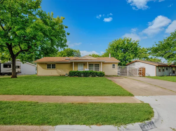 827 Bell Dr, Euless, TX 76039