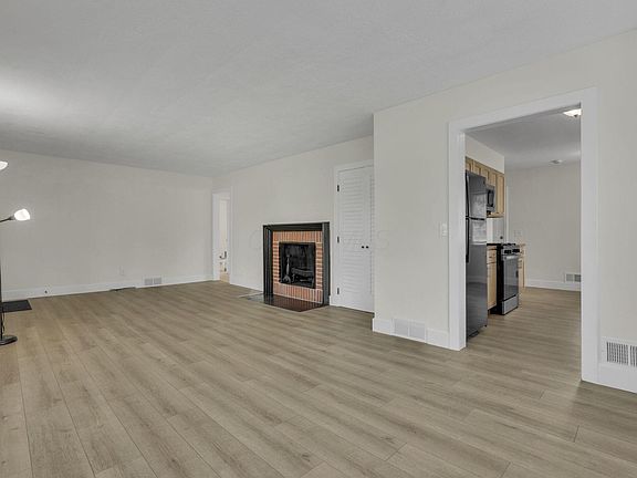 5th image of 64 Lowell Rd