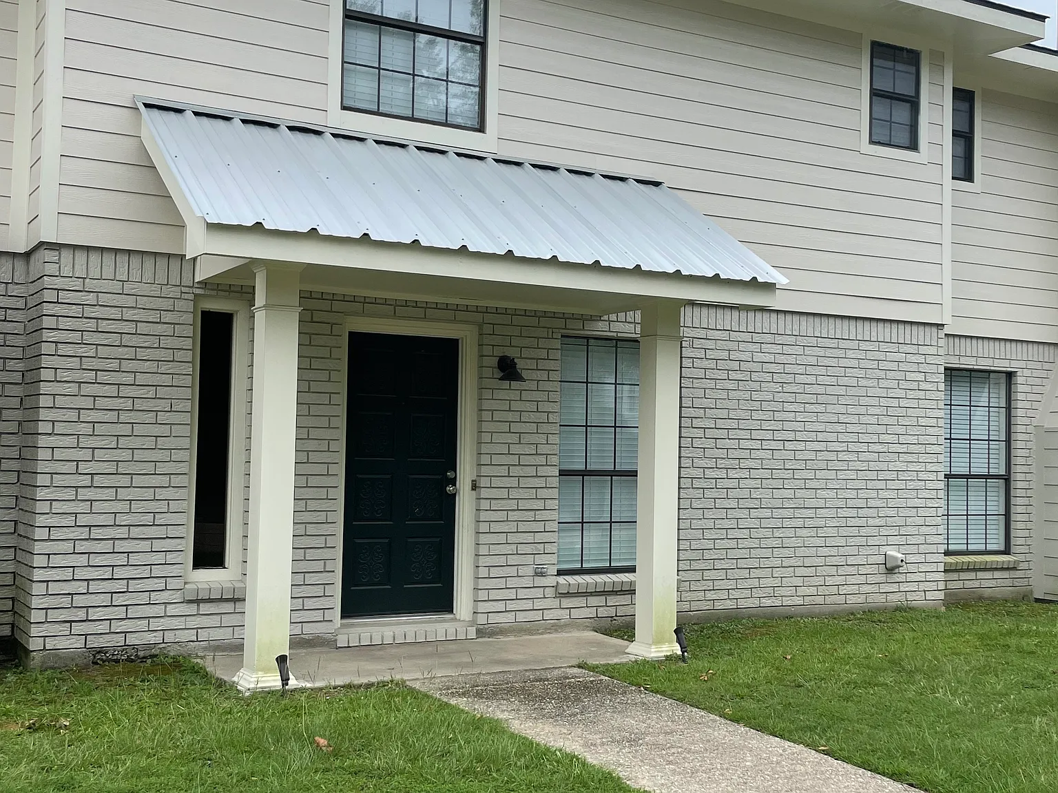 107 W Crockett St — Photo 2