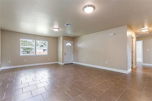 3 bed, 2.0 bath, 1200 sqft, $1,800 — Photo 3