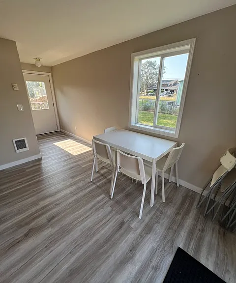 877 Pacific Dr — Photo 3
