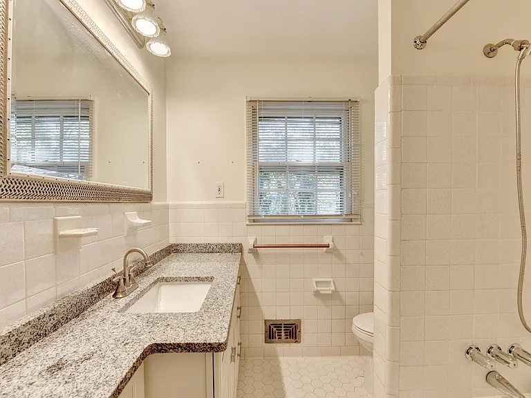 2628 Whitehurst Dr NE — Photo 16