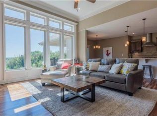 6419 N Burr Oak Ct, Parkville, MO 64152