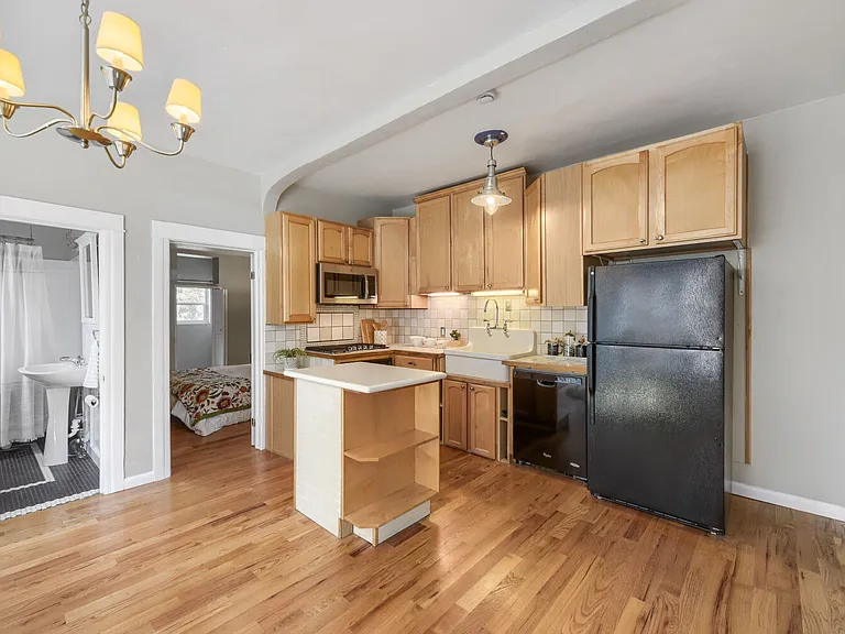 541 N Logan St — Photo 3