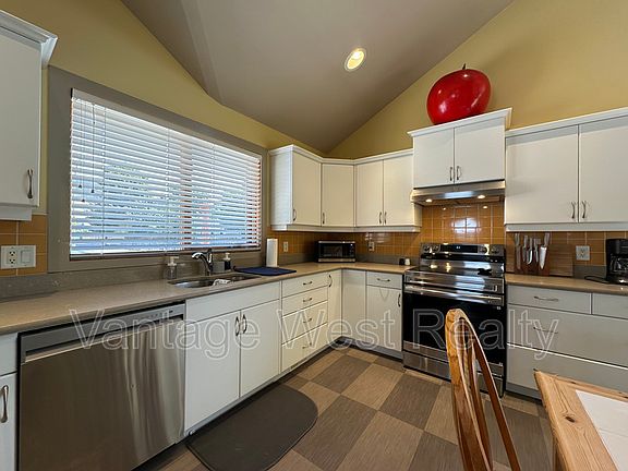 5th image of 690 Kingsway Ave