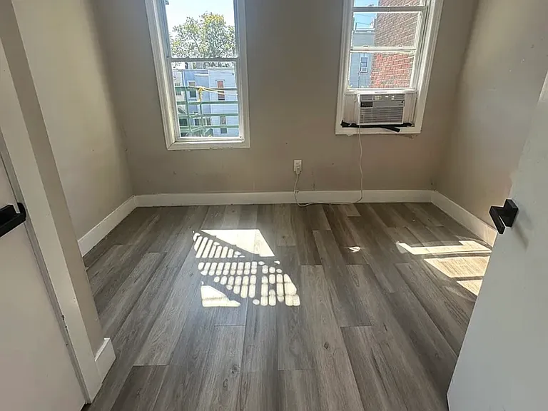 45 Logan Ave #3R — Photo 3