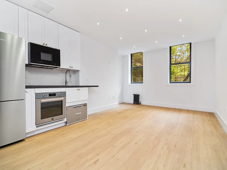 207 E 4th St #2B — Photo 3