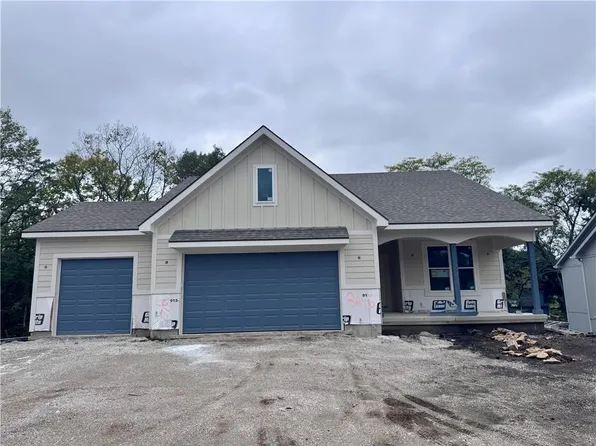 8646 Eagle Creek Dr, De Soto, KS 66018