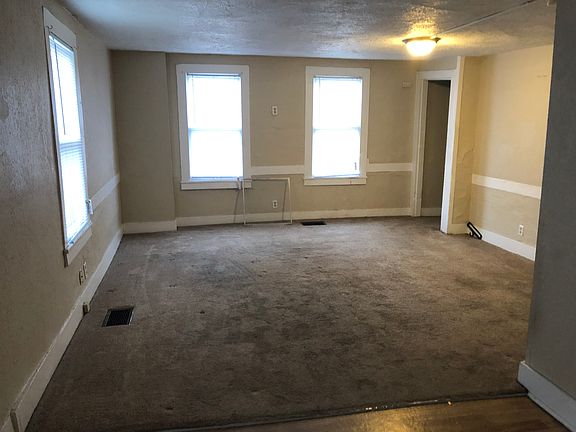 4th image of 525 W 4th St