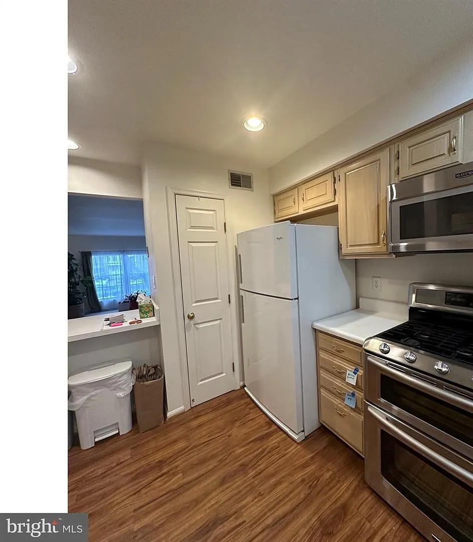 Welcome to this beautifully maintained Reston townhome offering comfort, style, and an unbeatable... — Photo 4
