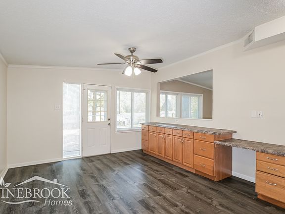 4th image of 330 Holiday Hill Dr