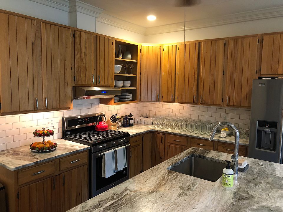 2nd image of 431 W Walnut Ln