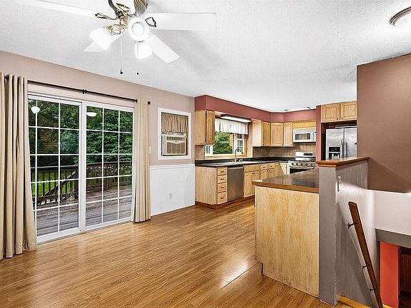 5th image of 75 Nelson Dr