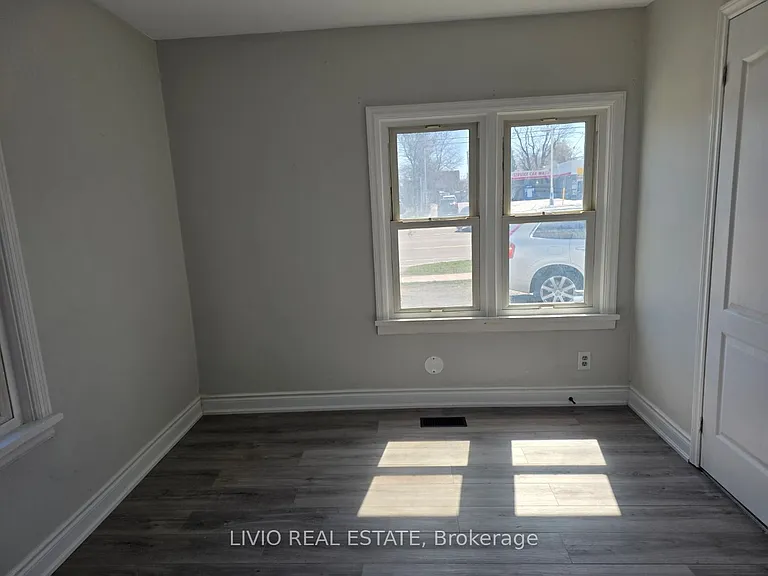 323 Queen St E — Photo 6