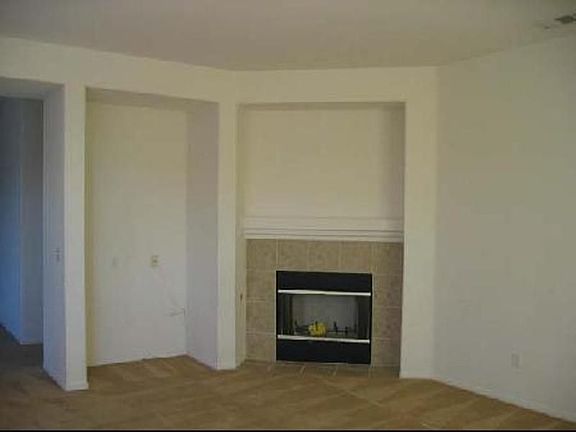 FIREPLACE IN FAMILY ROOM