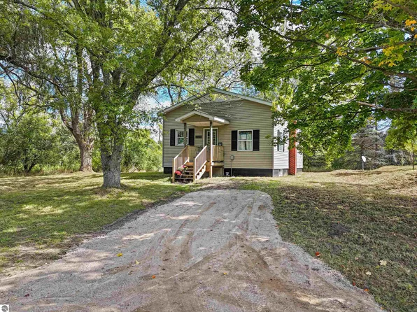 8901 E 14th Rd, Manton, MI 49663