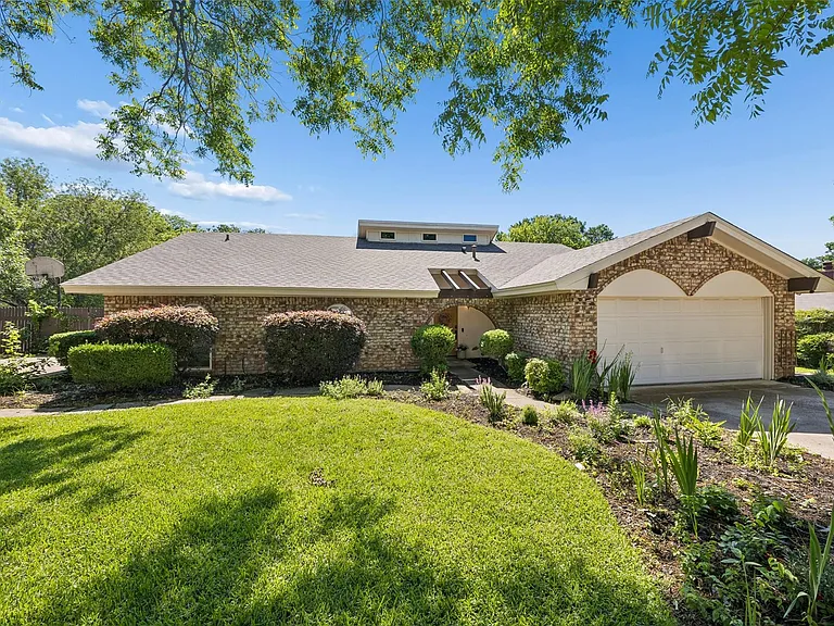 1203 Oakwood Trl — Photo 2