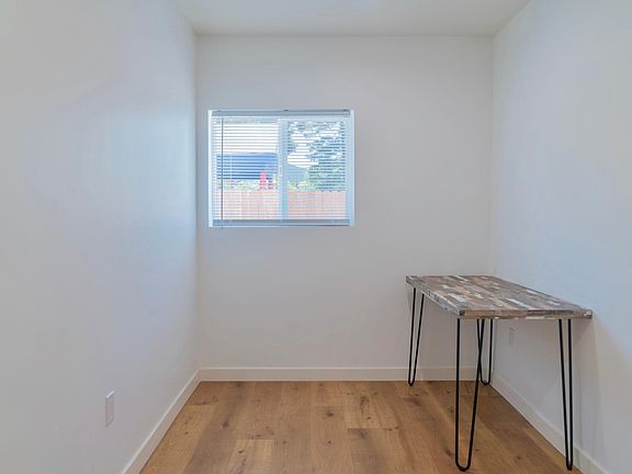 4th image of 606 1/2 N Harvard Blvd