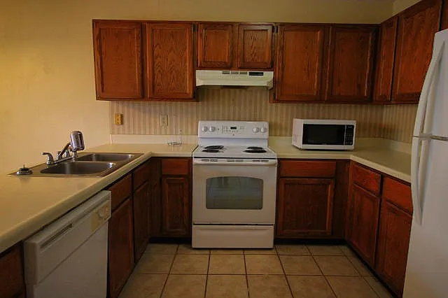Affordable 2 Bedroom Townhouse with Fenced Patio in North Durham! — Photo 3