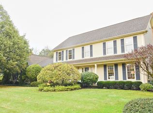 83 S Old Creek Rd, Vernon Hills, IL 60061