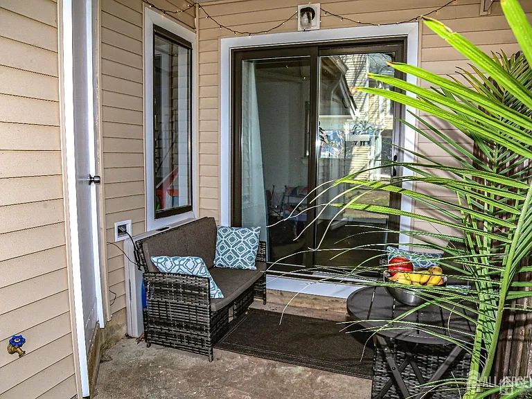 5805 Hana Rd — Photo 2