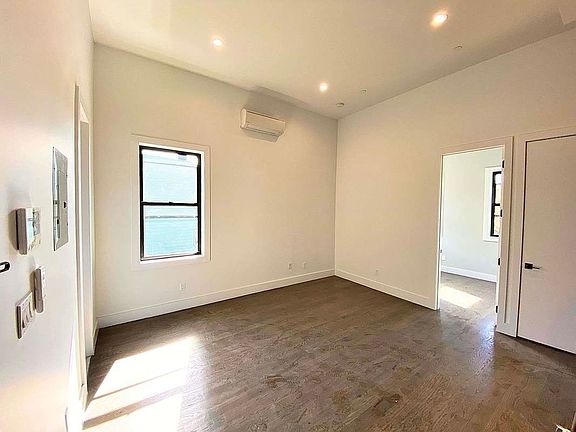 5th image of 644 Lorimer St #308