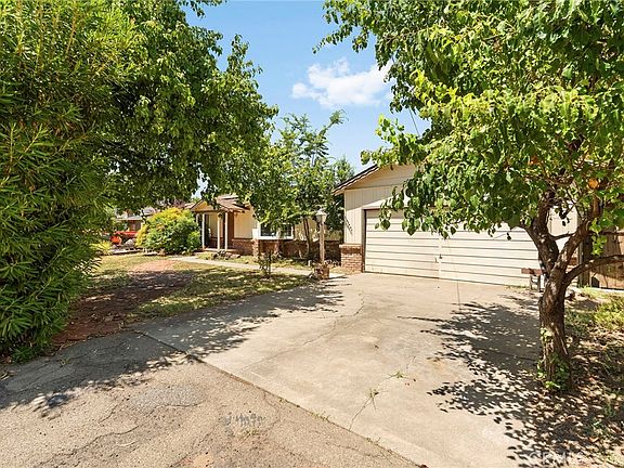 3rd image of 1696 Oak Way